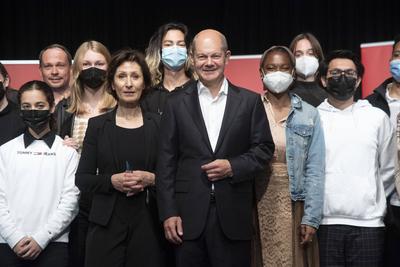 Olaf SCHOLZ, Bundesfinanzminister und SPD-Kanzlerkandidat, Renan DEMIRKAN, Schauspielerin, posieren fuer ein Gruppenfoto-stock-foto