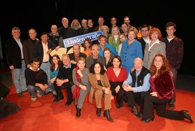 Das komplette LINDENSTRA?EN Schauspieler Ensemble Ganz vorn v l n r Hermes Hodolides GRE Juli-stock-foto