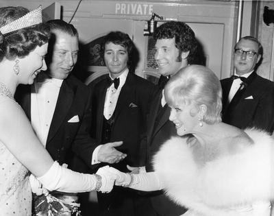 Ginger Rogers and Tom Jones meet the Queen of England 1969 PUBLICATIONxINxGERxSUIxAUTxONLY Copyrig-stock-foto