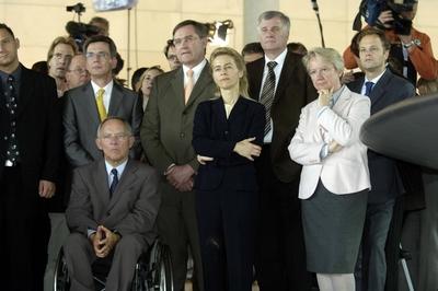 Bildnummer: 52583794  Datum: 17.10.2005  Copyright: imago/Christian ThielVorn v.l.n.r. Wolfgang Sch?uble, Ursula von der Leyen und Annette Schavan, hinten v.l.n.r. Thomas de Maiziere, Franz Josef Jung und Horst Seehofer anl?sslich einer CDU-Fraktionssitzung in Berlin, Personen; 2005, Berlin, Pressetermin, Politik; , quer, Kbdig, Gruppenbild, Randbild, PeopleBildnummer 52583794 Date 17 10 2005 Copyright Imago Christian Thiel front V l n r Wolfgang Sch?uble Ursula from the Leyen and Annette Schavan rear V l n r Thomas de Maizi?re Franz Joseph Young and Horst Seehofer during a CDU Group Meeting in Berlin People 2005 Berlin Press call politics horizontal Kbdig Group photo Edge image Celebrities-stock-foto