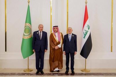 Iraqi President, Abdul Latif Jamal Rashid, meets with the head of the Saudi Arabian delegation, Adel al-Jubeir-stock-foto