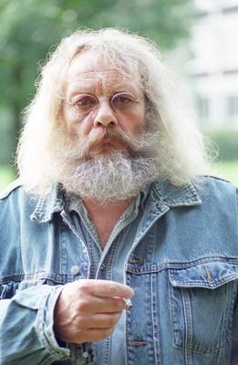 Bildnummer: 56901281  Datum: 01.09.1999  Copyright: imago/teutopressHarry Rowohlt (?bersetzer) 09/99 thg Harry Rowohlt im September 1999 Deutschland deutsch Deutscher Mann Autor Schriftsteller Literatur TV Fernsehen Schauspiel Schauspieler Serie Penner Lindenstra?e wei?haarig grauhaarig langhaarig leger Hemd Jeanshemd Bart Vollbart Brille Jeansjacke german author writer translator actor drau?en hoch halb Portrait stehend rauchend Raucher raucher Zigarette exklusiv People Shooting x0x xsk 1999 hoch Aufmacher  56901281 Date 01 09 1999 Copyright Imago  Harry Rowohlt Translators 09 99 THG Harry Rowohlt in September 1999 Germany German German Man Author Writer Literature TV Television Acting Actor Series Penner Linde road wei?haarig grauhaarig long haied casual Shirt Denim shirt Beard Full beard Glasses Denim jacket German author Writer translator Actor outside vertical half Portrait standing smoking Smokers Smokers Cigarette exclusive Celebrities Shooting x0x xSK 1999 vertical Highlight-stock-foto