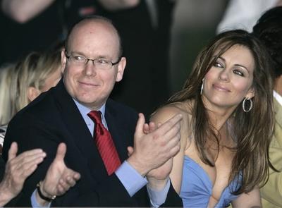 Bildnummer: 52570513  Datum: 23.05.2008  Copyright: imago/Hoch ZweiAlbert II. F?rst von Monaco und Schauspielerin Elizabeth Hurley auf der - Amber Lounge Fashion Show - in Monaco, Personen; 2008, Monaco, Modenschau, Highlight, Adel , Liz, Film; , quer, Kbdig, Gruppenbild, close, Randbild, PeopleBildnummer 52570513 Date 23 05 2008 Copyright Imago vertical Two Albert II Lord from Monaco and Actress Elizabeth Hurley on the Amber Lounge Fashion Show in Monaco People 2008 Monaco Fashion show Highlight Adel Liz Film horizontal Kbdig Group photo Close Edge image Celebrities-stock-foto