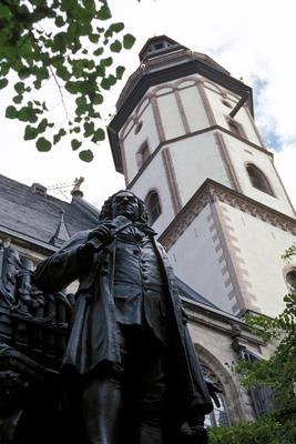 Bildnummer: 50184393  Datum: 22.07.2000  Copyright: imago/HankeBachdenkmal vor Thomaskirche in Leipzig, Geb?ude, au?en, Au?enansicht , Objekte; 2000, Leipzig, St?dte, Sehensw?rdigkeit, Statue, Statuen, Skulptur, Skulpturen, Johann-Sebastian-Bach-Denkmal, Bildhauerei, Kirchturm, Kircht?rme, Turm, T?rme; , hoch, Kbdia, Einzelbild, Architektur, Kunst, Froschperspektive, Perspektive, Kirchen, Bauwerke, Denkm?ler, Deutschland, Evangelische Kirche, Religion,  , Reisen, Sachsen, Europa; Aufnahmedatum gesch?tzt-stock-photo