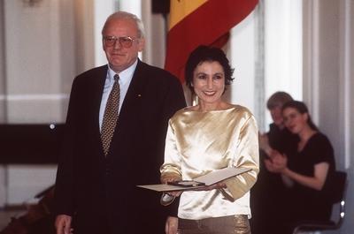 Roman Herzog verleiht Renan Demirkan das Bundesverdienstkreuz 10/98 te Gesellschaft Verleihung Bundesverdienstkreuzverl-stock-foto