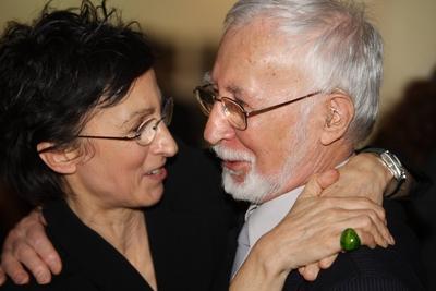 Bildnummer: 52708252  Datum: 23.09.2008  Copyright: imago/Gerhard LeberAutorin Renan Demirkan mit ihrem Vater anl?sslich der Pr?sentation ihres Buches - Septembertee - in Berlin, Personen; 2008, Berlin, Pressetermin, Buchpr?sentation, , Familie; , quer, Kbdig, Gruppenbild, close, Randbild, PeopleBildnummer 52708252 Date 23 09 2008 Copyright Imago Gerhard Liver Author Renan Demirkan with her Father during the Presentation her Book Septembertee in Berlin People 2008 Berlin Press call Book presentation Family horizontal Kbdig Group photo Close Edge image Celebrities-stock-foto