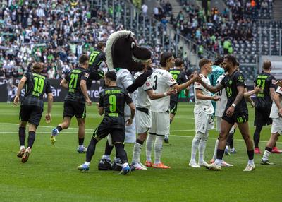 17.05.2025, Stadion Borussia-Park, Begruessung der Mannschaften mit MG Maskottchen Juenter, Fussball, Bundesliga, 2024/2025, 17.05.2025, Stadion Borussia Park, Borussia Moenchengladbach vs. VfL Wolfsburg 0-1-stock-photo