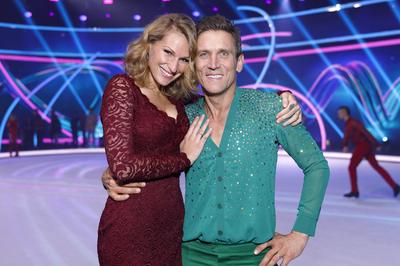 Peer Kusmagk mit Ehefrau Janni H?nscheid in der 5. Live-Sendung der zweiten Staffel der Sat.1 Show Dancing on Ice in den-stock-foto