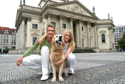 76/ PK: Ehepaar Charlotte & Peer Karlinder Kusmagk, neues Fr?hst?cksmoderatorenteam von SAT.1 mit Familienhund Sam, Mode-stock-photo