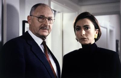 DER ALTE / Der Babysitter / Leo Kress (ROLF SCHIMPF, mit RENAN DEMIRKAN als Edith Raul) versucht sich einen Einblick in-stock-photo
