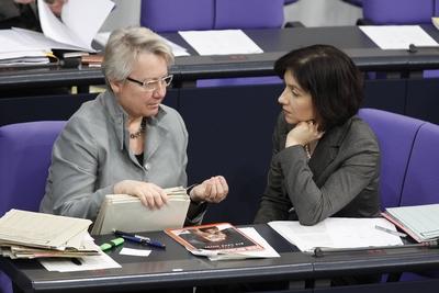 Bildnummer: 53737089  Datum: 19.01.2010  Copyright: imago/Metodi PopowBundestag / Plenum, Thema: Bundeshaushalt 2010: Annette Schavan (li.), Katherina Reiche Berlin People Politik GER Haushalt kbdig xub 2010 quer o0 Annette SchavanBildnummer 53737089 Date 19 01 2010 Copyright Imago Metodi Popov Bundestag Plenary Theme Federal budget 2010 Annette Schavan left Katherina Rich Berlin Celebrities politics ger Budget Kbdig  2010 horizontal o0 Annette Schavan-stock-foto