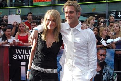 Bildnummer: 50517194  Datum: 02.08.2004  Copyright: imago/ScherfModerator Peer Karlinder Kusmagk (GER) mit Ehefrau Charlotte (SWE) anl?sslich der Deutschlandpremiere des Films - I,ROBOT - in Berlin, Personen , Harmonie , optimistisch; 2004, Berlin, Pressetermin, Filmpremiere, TV, Moderatoren, Fernsehmoderatoren, Fernsehmoderator, Moderatorin, Fernsehmoderatorin, Paar, Paare, Ehepaar, Ehepaare, Frau, Ehemann, umarmen, umarmt; , quer, Kbdig, Gruppenbild, close, Deutschland, Randbild, People,  IrobotBildnummer 50517194 Date 02 08 2004 Copyright Imago Scherf presenter Peer Karl Indians Kusmagk ger with Wife Charlotte SWE during the German premiere the Films I Robot in Berlin People Harmony optimistic 2004 Berlin Press call Film premiere TV presenters Tv presenters TV presenter Presenter TV presenter Couple Couples married couple Couples Woman Husband hug embraces horizontal Kbdig Group photo Close Germany Edge image Celebrities Irobot-stock-foto