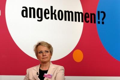Bildnummer: 50595333  Datum: 05.11.2004  Copyright: imago/HoffmannDr. Annette Schavan (GER/CDU/Ministerin f?r Jugend, Kultus und Sport in Baden-W?rttemberg) unter dem Motto des 27. Herbststreffens der Frauen in den Medien in Mainz, Personen , Skepsis; 2004, Mainz, Politikerin, Politiker, Anette, Kultusministerin, Kultusminister, Sportminister, Sportministerin, Jugendminister, Jugendministerin, Pressetermin , angekommen!?, Schriftzug; , quer, Kbdig, Einzelbild, close, Landespolitik, Politik, Deutschland,  , People, Baden W?rttemberg, Minister / Kultur, Kulturminister, Kulturministerin, pessimistisch, Randbild-stock-foto