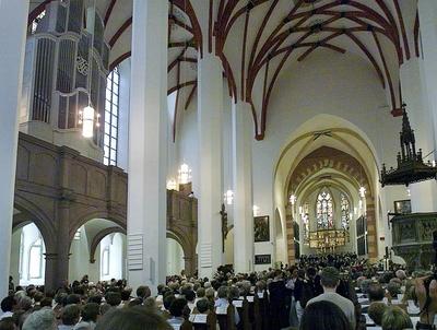 Blick in die Leipziger Thomaskirche mit der neuen Bach Orgel links zu Beginn des Gottesdienstes am-stock-foto