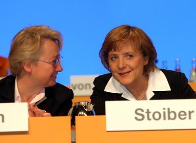 Bildnummer: 50625392  Datum: 07.12.2004  Copyright: imago/Sven SimonAngela Merkel (re., GER/CDU-Parteivorsitzende) freut sich schon im Voraus mit Annette Schavan (GER/CDU/Kultusministerin Baden-W?rttemberg) ?ber ihre Einnahme des Platzes von Edmund Stoiber - CDU-Bundesparteitag in D?sseldorf, Personen , optimistisch; 2004, D?sseldorf, Bundesparteitag, Bundesparteitage, Parteitag, Parteitage, Parteien, Politiker, Politikerin, Vorsitzende, Vorsitzender, Parteivorsitzender, Stellvertreterin, Stellvertreter, Nachfolgerin, Nachfolger, Nachfolge, Schriftzug, Namensschild, Name, Kultusminister, Ministerin, Minister, Landesministerin, Landesminister, tuscheln, tuschelnd, tuschelt, Geheimnis, Geheimnisse; , quer, Kbdig, Gruppenbild, close, Bundespolitik, Politik, Deutschland, Randbild, People-stock-foto