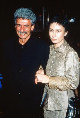 UFA Filmball 1998 Renan Demirkan mit Begleitung beim UFA Filmball in Neuss, Deutschland 1998., Neuss Nordrhein-Westfalen-stock-foto