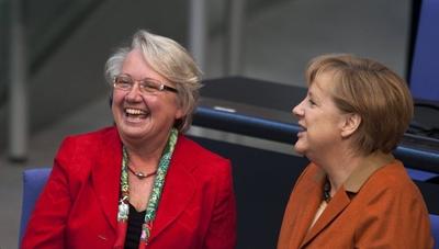 Bildnummer: 58604040  Datum: 18.10.2012  Copyright: imago/Sven SimonBundesbildungsministerin Annette SCHAVAN (CDU) und Bundeskanzlerin Dr. Angela MERKEL (CDU) Regierungserkl?rung durch die Bundeskanzlerin zum Europaeischen Rat auf der 198.Plenarsitzung im Deutschen Bundestag in Berlin, Deutschland am 18.10.2012. People Politik xns x0x 2012 quer Politik PL politisch Politiker Bundestag 098SN_Bundestag181012PL.jpg Kanzlerin Bildungsministerin Ministerin aktuellPolitik  58604040 Date 18 10 2012 Copyright Imago Sven Simon Federal Education Minister Annette Schavan CDU and Chancellor Dr Angela Merkel CDU Government statement through the Chancellor to european Council on the 198 Plenary session in German Bundestag in Berlin Germany at 18 10 2012 Celebrities politics xns x0x 2012 horizontal politics PL politically Politicians Bundestag  JPG Chancellor Education Minister Minister aktuellPolitik-stock-foto