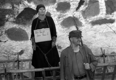 Die Siebtelbauern Mit aufgeschlitzter Kehle liegt der Bauer tot im Hof Sie alte Rosalind steht mi-stock-foto