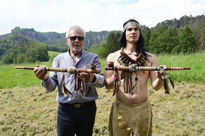 Gojko Mitic und Lorenz Mildner bei der offiziellen Einweihung einer Sandstein-Stele in der N?he des Originaldrehortes de-stock-foto