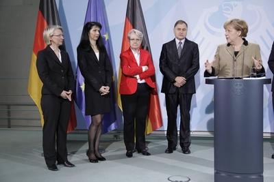 Bildnummer: 57124127  Datum: 29.02.2012  Copyright: imago/Metodi PopowBerlin, ?bergabe des Gutachtens 2012 der Expertenkommission Forschung und Innovation (EFI) an Bundeskanzlerin Angela Merkel, Foto: Prof. Dr. Monika Schnitzer, Prof. Dr. Uschi Backes-Gellner, Bundeswissenschaftsministerin Annette Schavan (CDU), Prof. Dr. Alexander Gerybadze, Angela Merkel People Politik premiumd x0x xsk 2012 quer Menschen Personen Politik Politiker Demokratie Staat Deutschland Partei Bundesrepublik  57124127 Date 29 02 2012 Copyright Imago Metodi Popov Berlin Transfer the Opinion 2012 the Experts Commission Research and Innovation Efi to Chancellor Angela Merkel Photo Prof Dr Monika Schnitzer Prof Dr Uschi Backes Gellner  Annette Schavan CDU Prof Dr Alexander  Angela Merkel Celebrities politics premiumd x0x xSK 2012 horizontal People People politics Politicians Democracy State Germany Party Federal-stock-photo