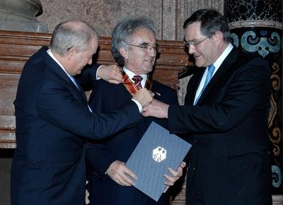 Horst Teltschik (Mitte, Vorsitzender M?nchner Konferenz f?r Sicherheitspolitik) erh?lt das Bundesverdienstkreuz von G?n-stock-foto