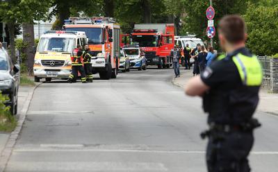 Einsatzfahrzeuge der Hamburger Feuerwehr und der Polizei stehen vor der Ernst-Mantius-Stra?e. Sie waren herbeigerufen wo-stock-foto