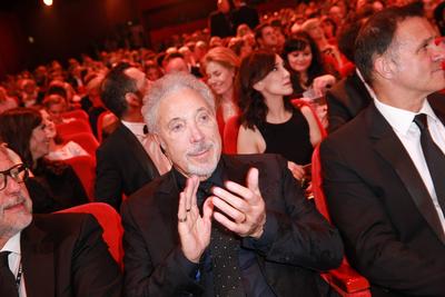 Sir Tom Jones Verleihung des BAMBI 2017 im Theater am Potsdamer Platz in Berlin. *** Sir Tom Jones BAMBI 2017 award cere-stock-foto