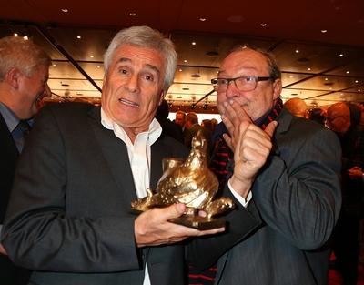 Gojko Mitic mit Preistraeger Jackie Schwarz bei der Party zur Verleihung - Verleihung Die Goldene Henne 2013 - in Stage-stock-foto