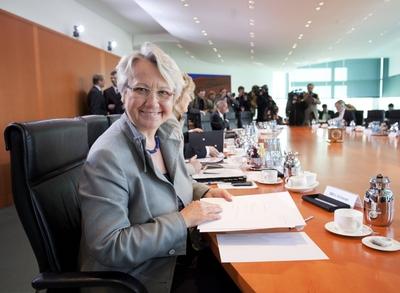 Annette SCHAVAN CDU Bundesbildungsministerin vor Beginn einer Kabinettssitzung Schavan stell-stock-photo