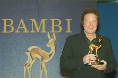 Tom Jones (S?nger) mit Bambi bei der Verleihung des Bambi 2000 am 08.12.2000 in Berlin 12/00 urb Mann S?nger Gesang Mus-stock-foto