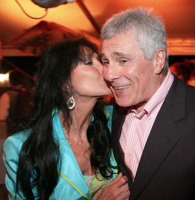 Bildnummer: 51314674  Datum: 01.07.2006  Copyright: imago/StrussfotoS?ngerin Dunja Rajter (CRO) k?sst Schauspieler Gojko Mitic (SCG) anl?sslich der Premiere des Theaterst?cks - Winnetou III - w?hrend der 55. Karl-May-Spiele in Bad Segeberg, Personen , optimistisch , Gl?ck; 2006, Bad Segeberg, , , Pressetermin, Musiker, Musikerin, Musik, Schlager, Goiko, Raiter, Reiter, k?ssen, Kuss,; , hoch, Kbdig, Gruppenbild, close, Theater, Kunst, Deutschland, Randbild, People / Harmonie-stock-foto