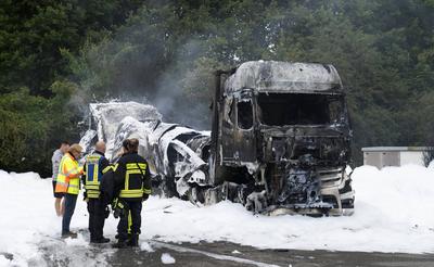 LKW-Brand auf dem Hotelparkplatz von Van der Valk-stock-photo