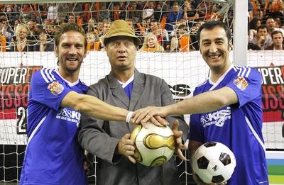 Peer Kusmagk mit Tom Gerhardt und Cem Oezdemir / Promis kicken fuer einen Guten Zweck beim beim -Superfit Kiss Cup 2012-stock-photo