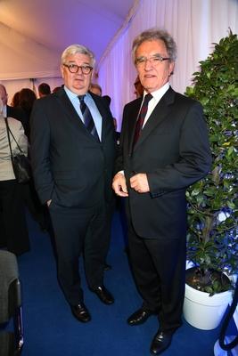 Joschka Fischer mit Horst M. Teltschik bei der Verleihung des > Henry A. Kissinger Preis 2014 < an James A. Baker in der-stock-foto