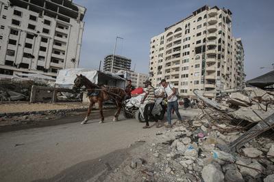 Displaced Palestinians set up makeshift tents at the Gaza Port for shelter following Israel attacks on northern of Gaza Strip-stock-foto
