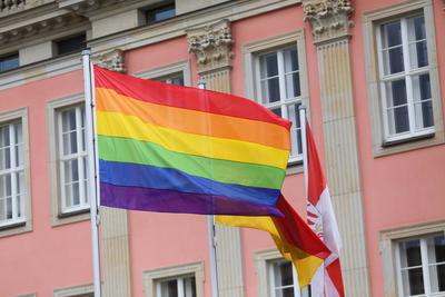IDAHOBIT: Regenbogenfahne am Brandenburger Landtag-stock-photo