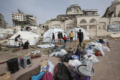 Displaced Palestinians set up makeshift tents at the Gaza Port for shelter following Israel attacks on northern of Gaza Strip-stock-foto