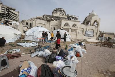 Displaced Palestinians set up makeshift tents at the Gaza Port for shelter following Israel attacks on northern of Gaza Strip-stock-foto
