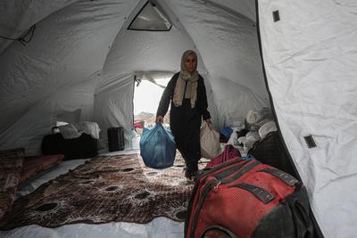 Displaced Palestinians set up makeshift tents at the Gaza Port for shelter following Israel attacks on northern of Gaza Strip-stock-foto