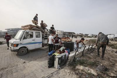 Displaced Palestinians set up makeshift tents at the Gaza Port for shelter following Israel attacks on northern of Gaza Strip-stock-foto