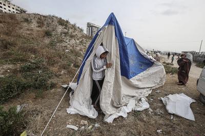 Displaced Palestinians set up makeshift tents at the Gaza Port for shelter following Israel attacks on northern of Gaza Strip-stock-foto