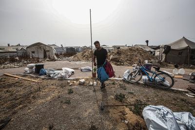 Displaced Palestinians set up makeshift tents at the Gaza Port for shelter following Israel attacks on northern of Gaza Strip-stock-foto