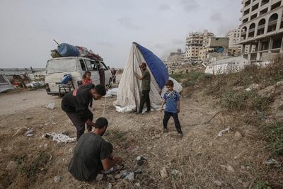 Displaced Palestinians set up makeshift tents at the Gaza Port for shelter following Israel attacks on northern of Gaza Strip-stock-foto