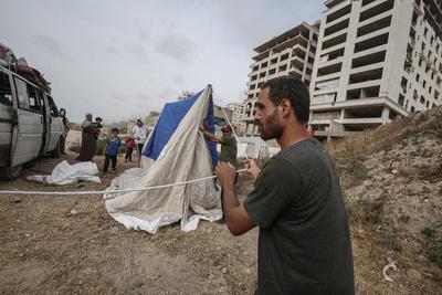 Displaced Palestinians set up makeshift tents at the Gaza Port for shelter following Israel attacks on northern of Gaza Strip-stock-foto