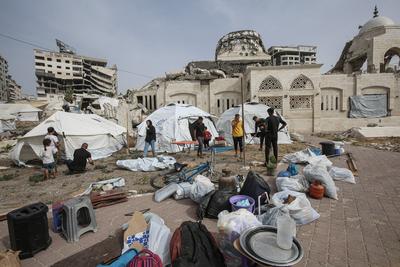 Displaced Palestinians set up makeshift tents at the Gaza Port for shelter following Israel attacks on northern of Gaza Strip-stock-foto