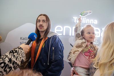 Tommy Cash arriving back home-stock-foto