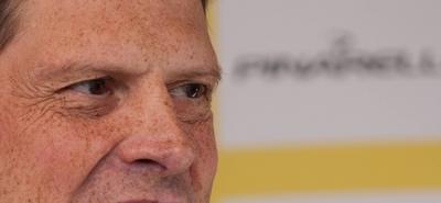 Im Zuge einer Hochwasserschutzmassnahme haben Buergerinnen und Buerger von Degenfeld zur Schaufel gegriffen und fuer den vorsorglichen Hochwasserschutz, Sandsaecke befuellt.-stock-foto