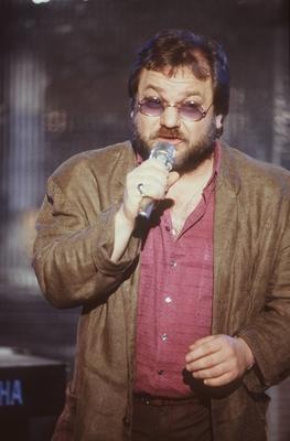 Bildnummer: 56704748  Datum: 01.01.1989  Copyright: imago/teutopressKlaus Lage (S?nger) 01/89 dar Mann Musik Pop Gesang Pop-S?nger Musiker Musikgesch?ft Musikbranche kurzhaarig dunkelhaarig Bart Vollbart Schn?uzer leger Hemd Jacke Lederjacke Leder stehend Mikrophon haltend Brille Sonnenbrille Auftritt B?hne singend Gestik halb hoch People x0x xsk 1989 hoch Aufmacher  56704748 Date 01 01 1989 Copyright Imago teutopress Klaus Situation Singer 01 89 dar Man Music Pop Singing Pop Singer Musician Music business Music industry short dark haired Beard Full beard Schn?uzer casual Shirt Jacket Leather jacket Leather standing Microphone holding Glasses Sunglasses Appearance Stage singing Gesture half vertical Celebrities x0x xSK 1989 vertical Highlight-stock-photo