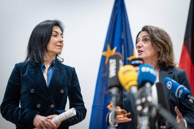 Pressestatement der Bundesministerin f?r Wirtschaft und Energie und der Exekutiv-Vizepr?sidentin der EU Kommission f?r einen sauberen, fairen und wettbewerbsf?higen Wandel in Berlin-stock-foto