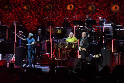 HOLLYWOOD FL - APRIL 22: Roger Daltrey, Zak Starkey and Pete Townshend of The Who perform during opening night of The Wh-stock-foto